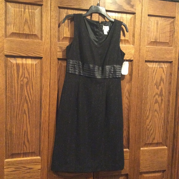 Adrianna Papell Dresses & Skirts - Adrianna Papell Petites Sleeveless Black Dress